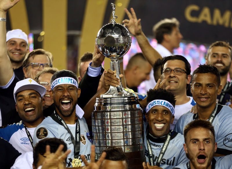 © Reuters. جريميو يحرز لقب كأس ليبرتادوريس بعد فوزه على لانوس