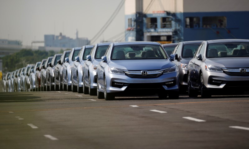 © Reuters. Giappone, auto Honda in attesa di essere caricate sulle navi cargo nel porto di Yokohama