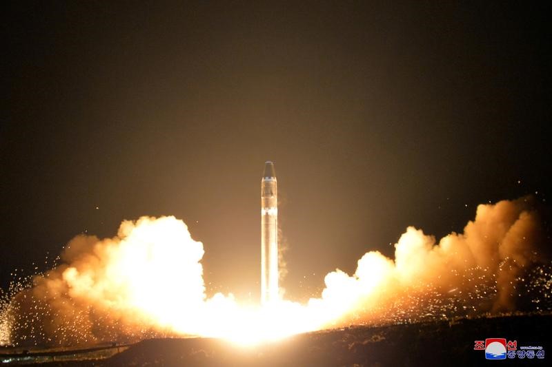 © Reuters. أمريكا تتوعد بدمار تام لنظام كوريا الشمالية في حالة نشوب حرب