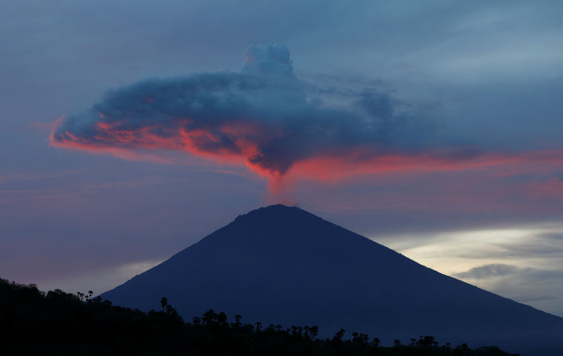 © Reuters. السائحون يغادرون بالي أخيرا بعد تناثر الرماد البركاني بفعل الرياح