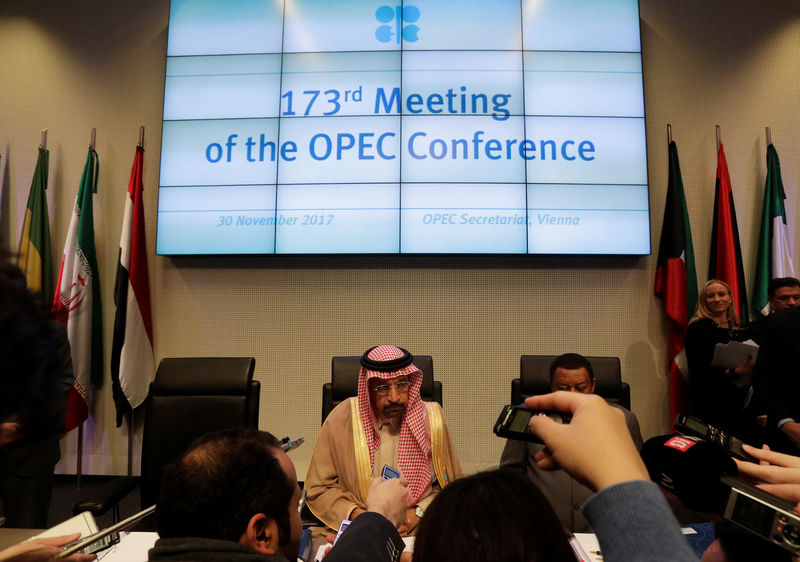© Reuters. Saudi Arabia's Oil Minister al-Falih talks to journalists at the beginning of an OPEC meeting in Vienna