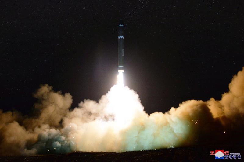 © Reuters. محللون: صور تظهر أن أحدث صواريخ كوريا الشمالية أكبر وأقوى