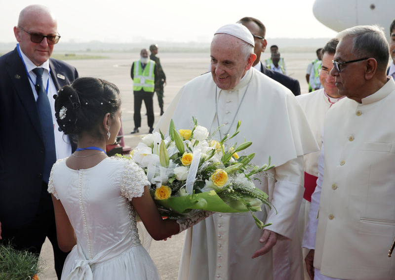 © Reuters. Papa Francisco é recebido no aeroporto de Daca, em Bangladesh