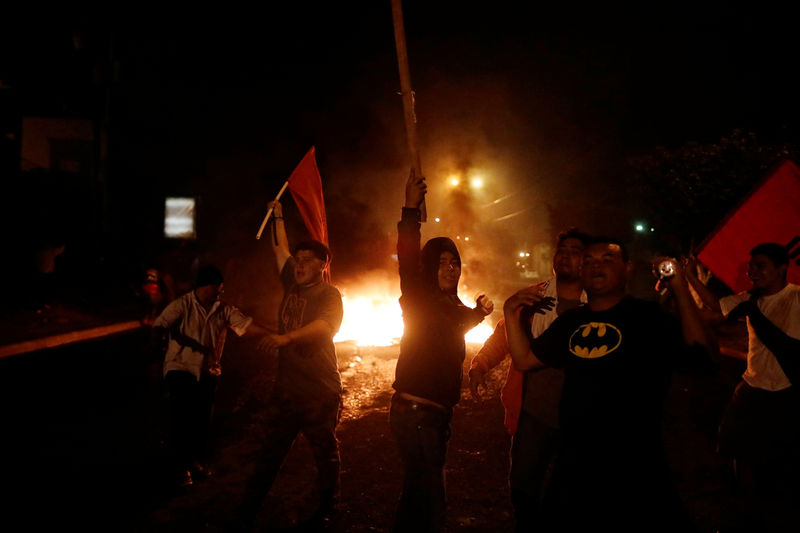 © Reuters. Partidários do candidato à Presidência de Honduras Salvador Nasralla durante manifestação do lado de fora do Supremo Tribunal Eleitoral, em Tegucigalpa