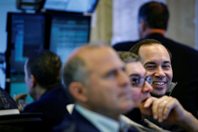 © Reuters. Traders work on the floor of the NYSE in New York