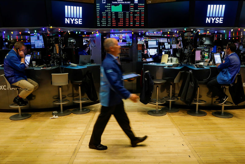 © Reuters. Traders work on the floor of the NYSE in New York