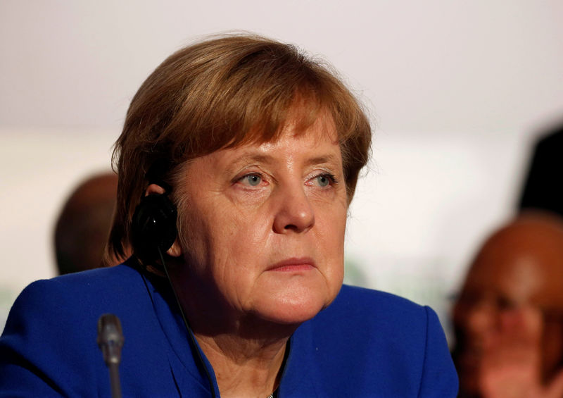 © Reuters. Merkel y el SPD abordan conversaciones de coalición en un ambiente de tensión