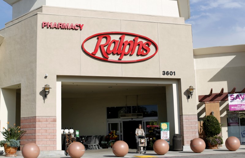 © Reuters. FILE PHOTO: A shopper walks out of a Ralphs grocery store, which is owned by Kroger Co, ahead of company results in Pasadena