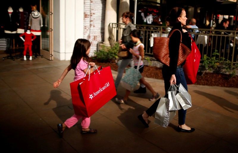 © Reuters. FILE PHOTO: FILE PHOTO: People shop at The Grove mall in Los Angeles
