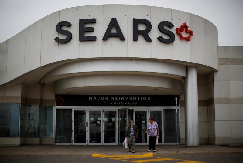 © Reuters. SEARS RÉDUIT SA PERTE TRIMESTRIELLE, LE TITRE BONDIT