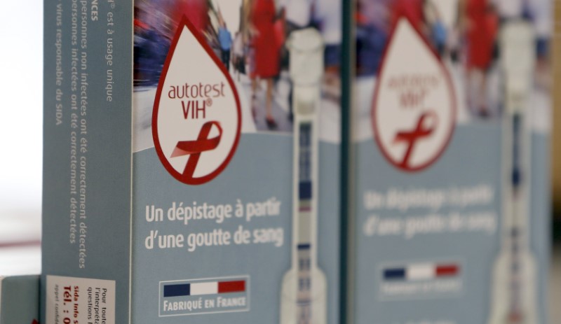 © Reuters. Testes de HIV são vistos em farmácia em Bordeaux, na França