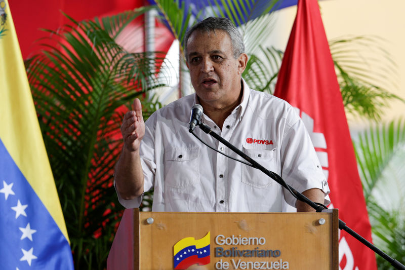 © Reuters. FILE PHOTO: President of Venezuelan state oil company PDVSA Eulogio del Pino speaks during the swear in ceremony of the new board of directors of Venezuelan state oil company PDVSA in Caracas