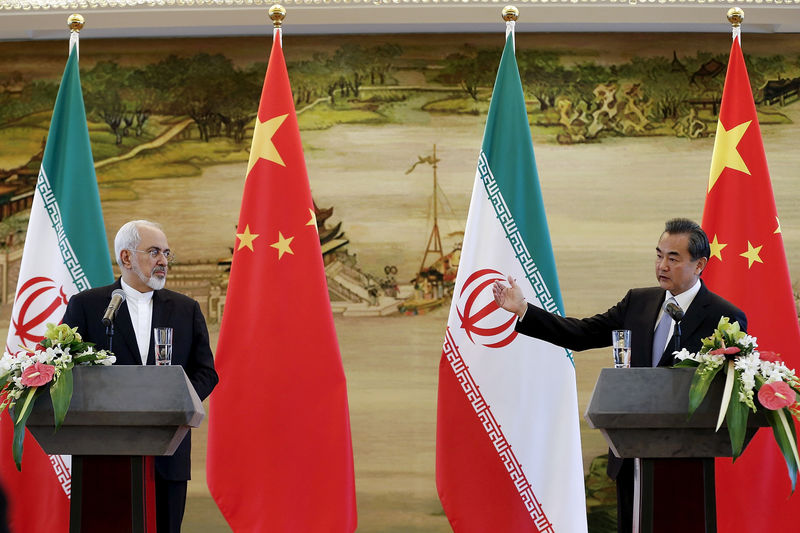© Reuters. FILE PHOTO: Iranian Foreign Minister Mohammad Javad Zarif and Chinese Foreign Minister Wang Yi attend a news conference after a bilateral meeting in Beijing