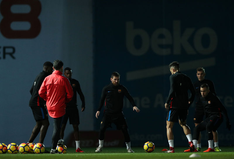 © Reuters. Pese a ser líder de la Liga, el Barça todavía busca brillar más