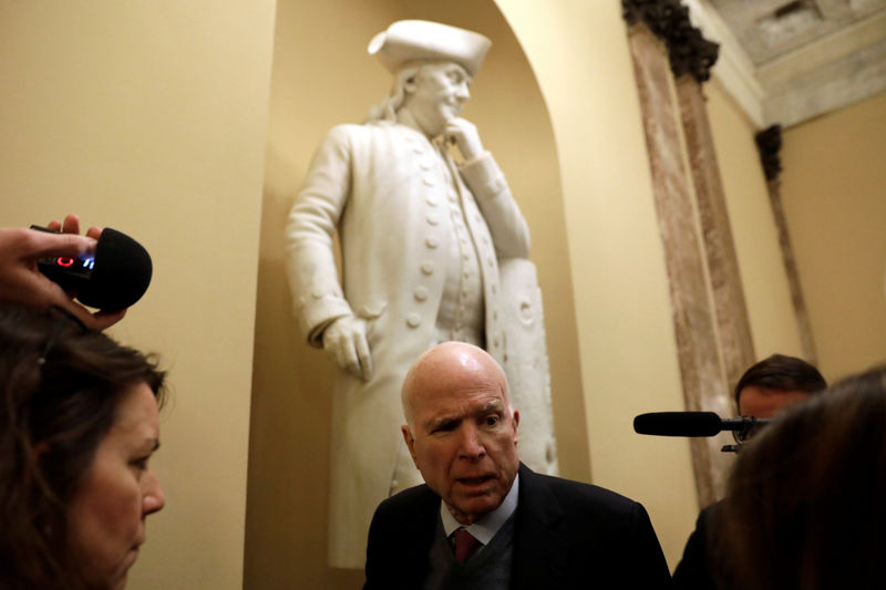 © Reuters. U.S. Senator John McCain (R-AZ) speaks with reporters before of the party luncheons on Capitol Hill in Washington