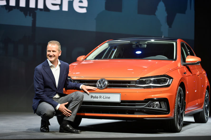 © Reuters. FILE PHOTO: Volkswagen's Herbert Diess in June 2017 with the latest VW Polo model