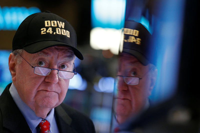 © Reuters. Art Cashin, Director of Floor Operations at UBS, wears a DOW 24,000 hat as he works on the floor of the NYSE as the Dow Jones Industrial Average crosses 24,000, in New York