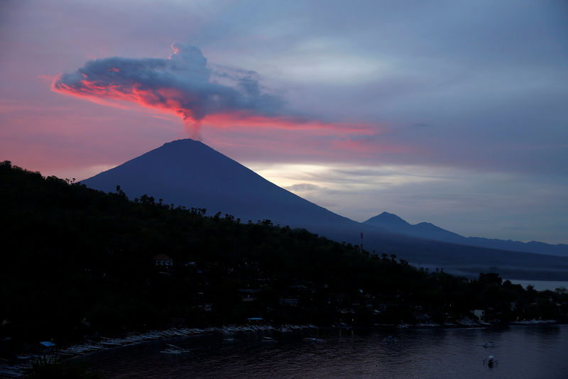 © Reuters. بركان بالي قد يفتح الباب أمام العلماء لتقليل ارتفاع حرارة الأرض