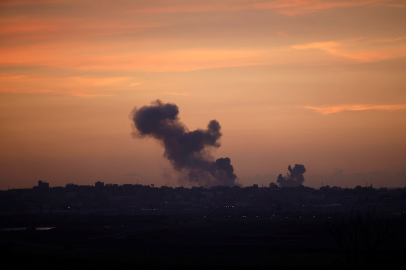 © Reuters. إسرائيل تضرب أهدافا في غزة بعد إطلاق قذائف مورتر