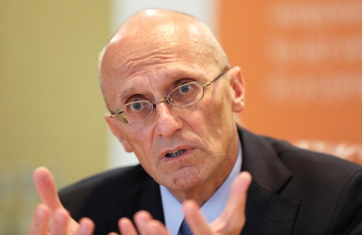 © Reuters. FILE PHOTO - Andrea Enria, chairperson of the European Banking Authority, speaks at Reuters Summit interview in London