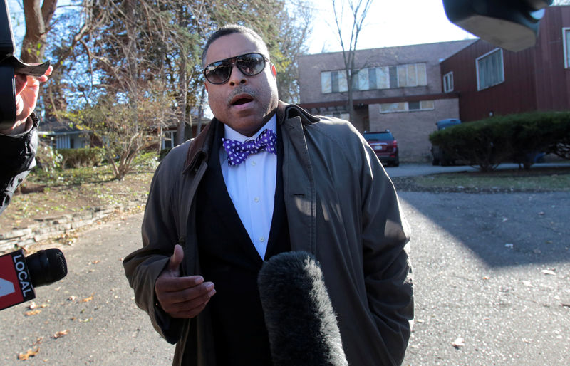 © Reuters. Arnold Reed, an attorney for U.S. Rep John Conyers, makes a statement to the media in front of Conyers family home in Detroit