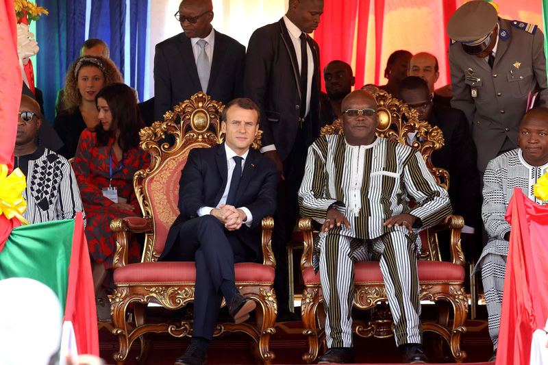 © Reuters. ماكرون يدافع عن مزحة "تكييف الهواء" مع رئيس بوركينا فاسو