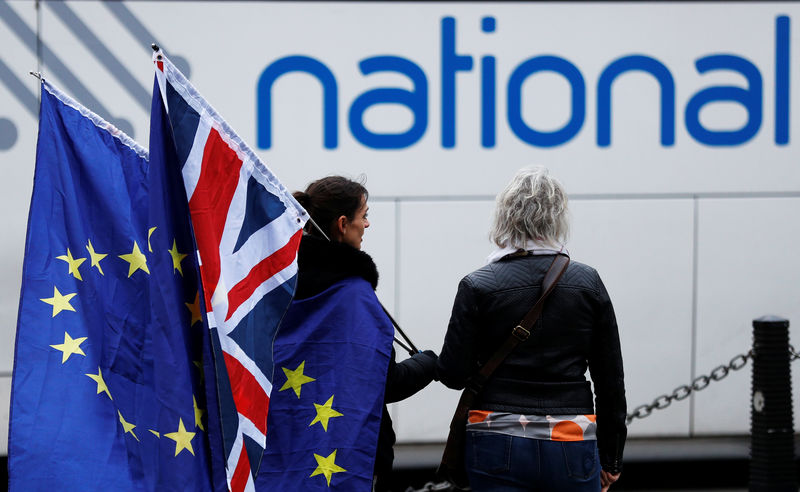 © Reuters. Manifestantes anti-Brexit seguram bandeiras em Londres