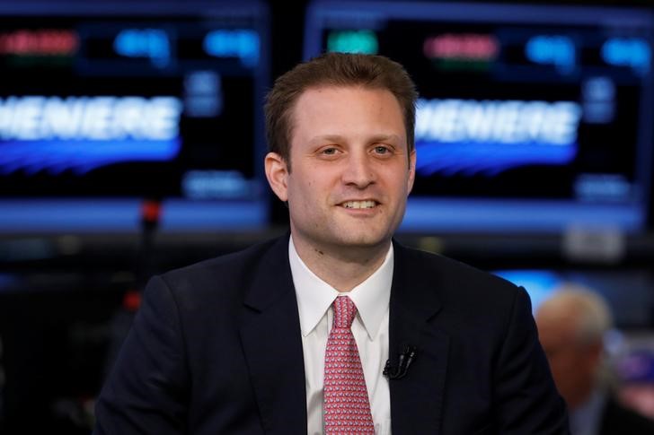 © Reuters. Blue Apron CEO Matthew B. Salzberg stands on the floor of the New York Stock Exchange waiting for for the company's IPO in New York