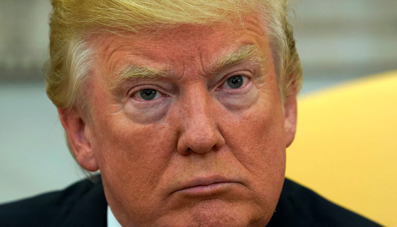 © Reuters. Trump looks up as reporters ask questions about Tillerson at the White House in Washington