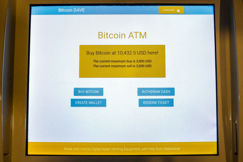© Reuters. A screen displays the price to purchase Bitcoin at a Bitcoin ATM at the Bitcoin Center NYC in New York City