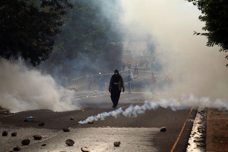 © Reuters. Opositores y policías chocan en Honduras en medio de crisis por resultado electoral