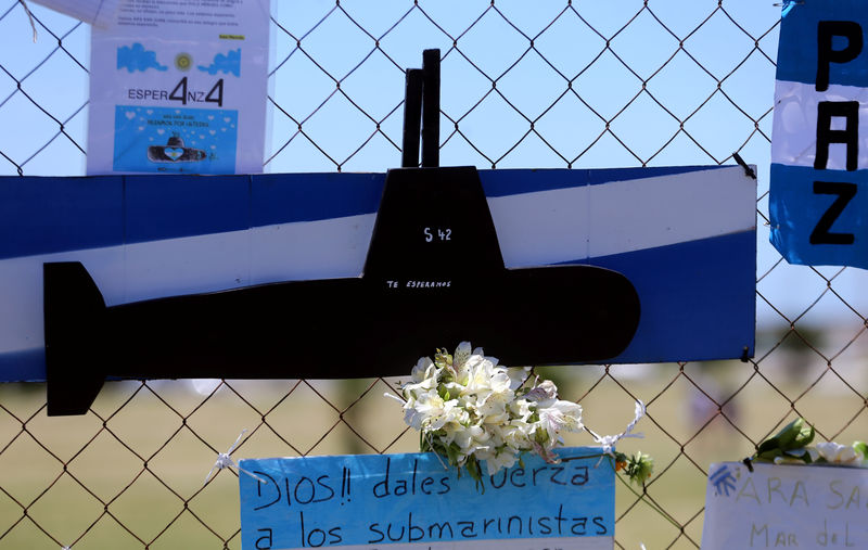© Reuters. Argentina abandona el intento por rescatar con vida a 44 tripulantes del submarino