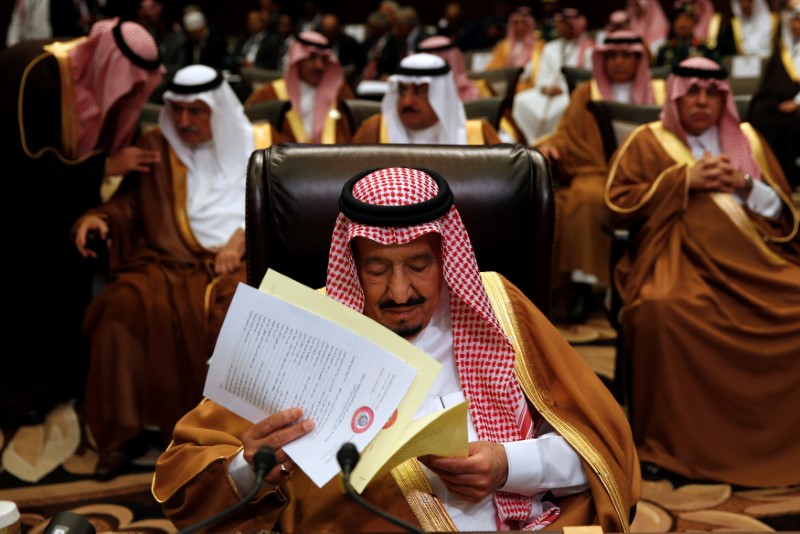 © Reuters. Saudi Arabia's King Salman bin Abdulaziz Al Saud attends the 28th Ordinary Summit of the Arab League at the Dead Sea