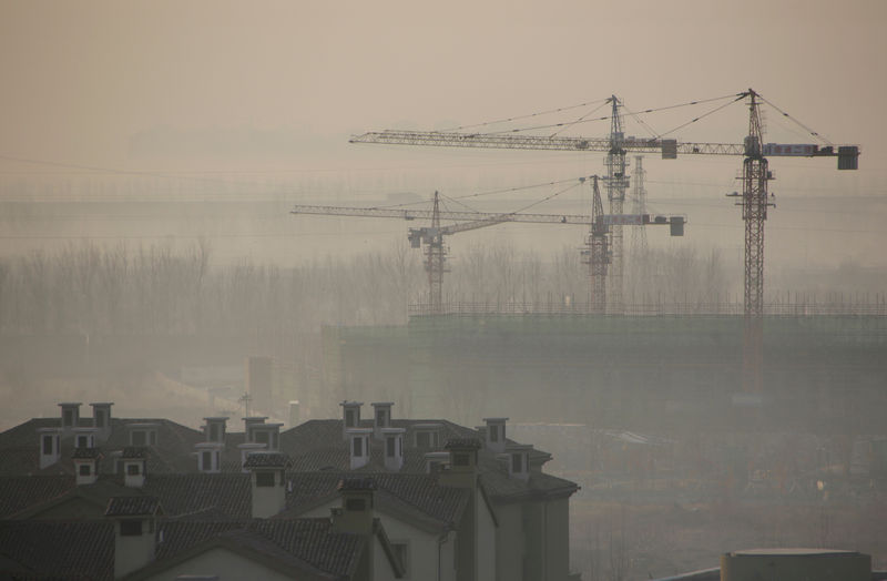 © Reuters. FILE PHOTO: Apartment blocks are pictured on a hazy day in Wuqing district of Tianjin