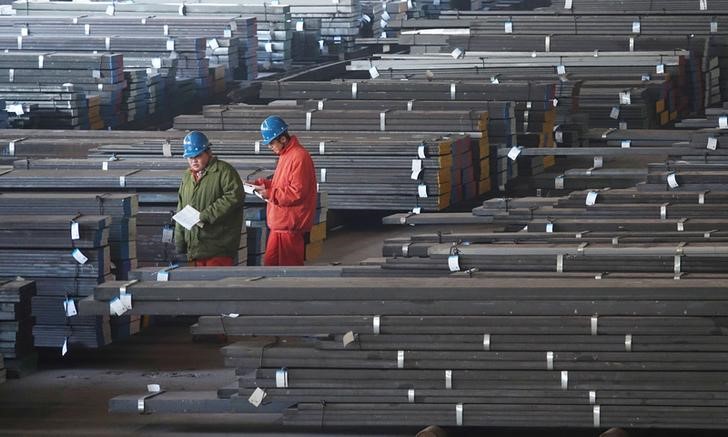 © Reuters. Trabalhadores verificam barras de aço em fábrica do Dongbei Special Steel Group, em Dalian, China