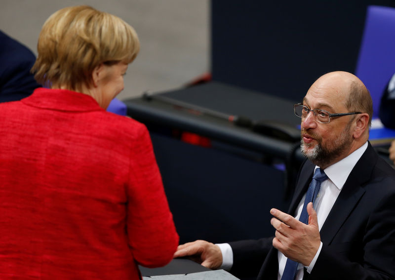 © Reuters. Merkel y el líder del SPD acuerdan iniciar negociaciones para formar gobierno