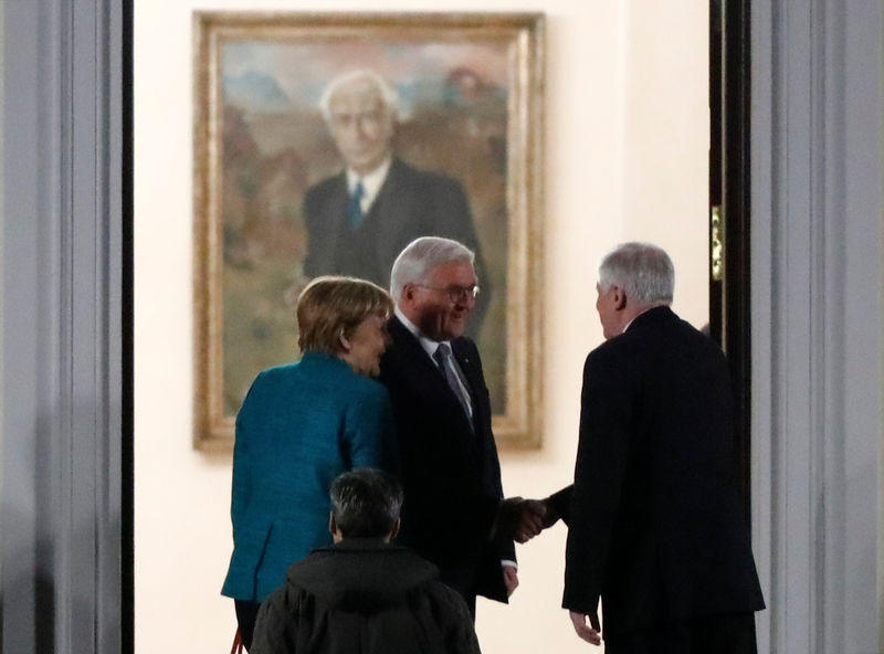 © Reuters. Presidente alemão Frank-Walter Steinmeier cumprimenta chanceler alemã Angela Merkel e Horst Seehofer, líder da União Cristã Social da Bavária, em sua chegada para reunião com líder dos Sociais Democratas, Martin Schulz, em Berlim, Alemanha