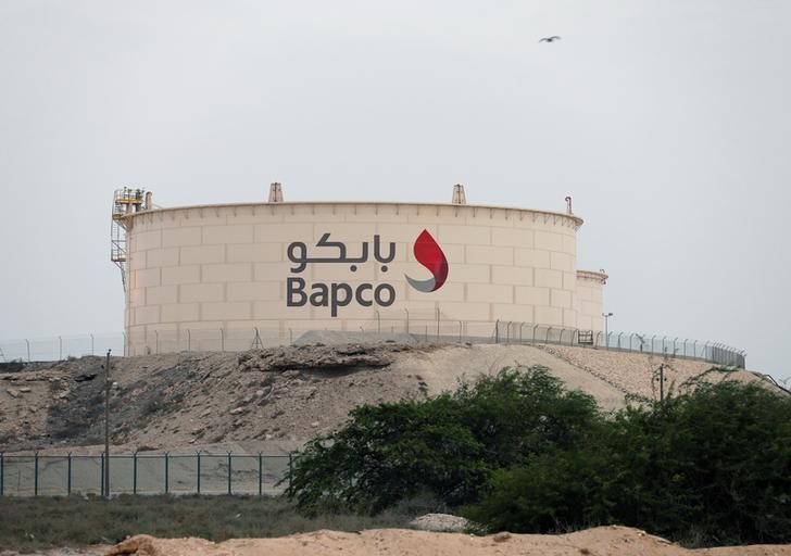 © Reuters. مصادر: كونسورتيوم بقيادة تكنيب إف.إم.سي يتولى توسعة مصفاة نفط في البحرين