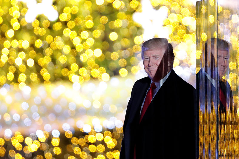 © Reuters. U.S. President Donald Trump attends the National Christmas Tree Lighting and Pageant of Peace ceremony on the Ellipse near the White House in Washington, U.S.