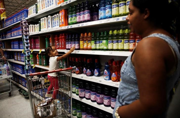 © Reuters. Criança faz compras com a mãe em supermercado em São Paulo