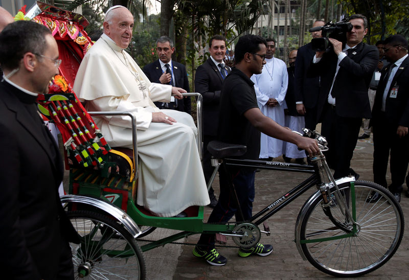 © Reuters. El Papa ordena sacerdotes en Bangladés antes de una reunión con rohinyás