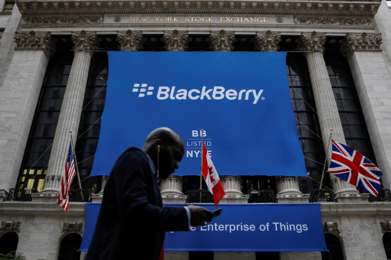 © Reuters. A banner for BlackBerry Ltd hangs to celebrate the company's transfer trading to the NYSE in New York