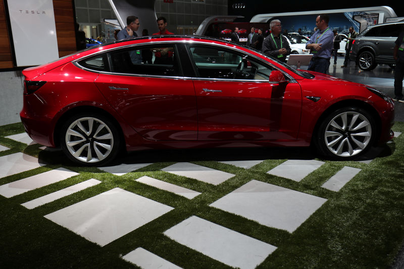 © Reuters. Model 3 da Tesla é apresentado em feira automotiva em Los Angeles, Estados Unidos