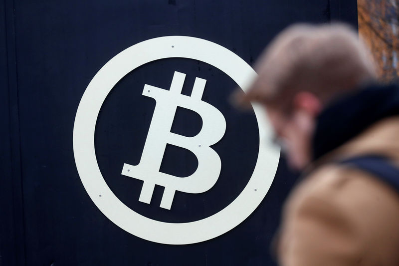 © Reuters. Símbolo da bitcoin durantw feira Riga Comm em Riga, Letônia