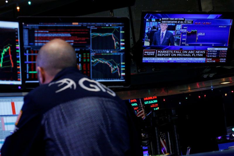 © Reuters. A specialist trader works at his post on the floor, as a television displays the news about former U.S. national security adviser Michael Flynn, at the NYSE in New York