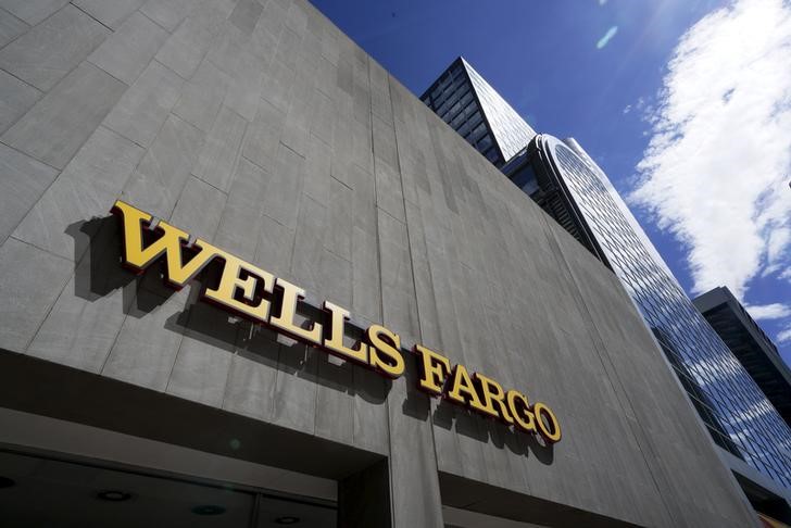 © Reuters. FILE PHOTO - The sign outside the Wells Fargo & Co. bank in downtown Denver