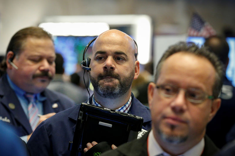 © Reuters. Traders work on the floor of the NYSE in New York