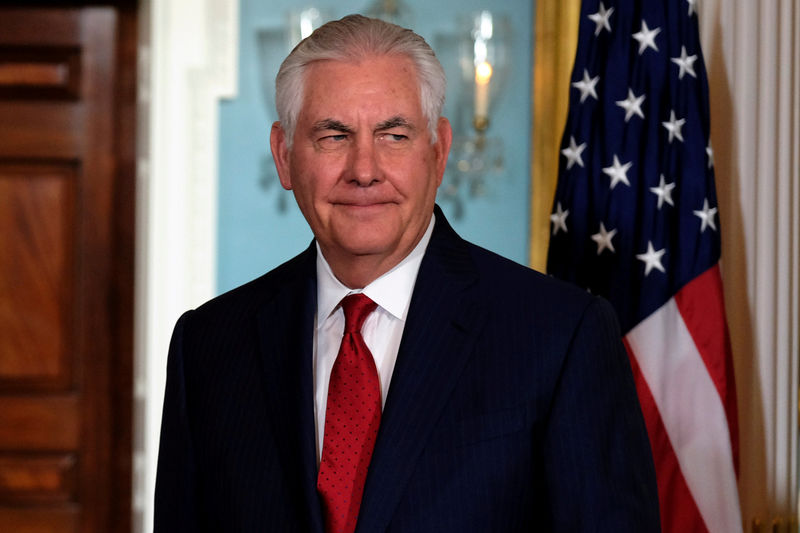 © Reuters. U.S. Secretary of State Rex Tillerson speaks with reporters after meeting with Libyan Prime Minister Fayez al-Sarraj in Washington