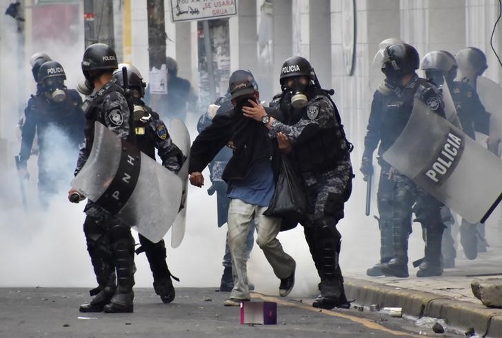 © Reuters. هندوراس تعلق ضمانات الدستور وسط اضطرابات مرتبطة بانتخابات الرئاسة