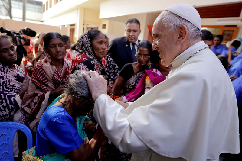 © Reuters. البابا فرنسيس يزور دار أيتام في بنجلادش
